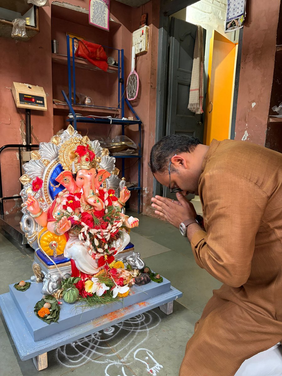 SachinKarde's tweet photo. निरोप घेतो आता आज्ञा असावी.. तुझी आज्ञा असावी.. चुकले आमचे काही तर क्षमा असावी..

🙏🚩🙏 गणपती बाप्पा मोरया 🙏🚩🙏 पुढच्या वर्षी लवकर या बाप्पा  🙏🚩🙏 https://t.co/Ue6dOHMwL1