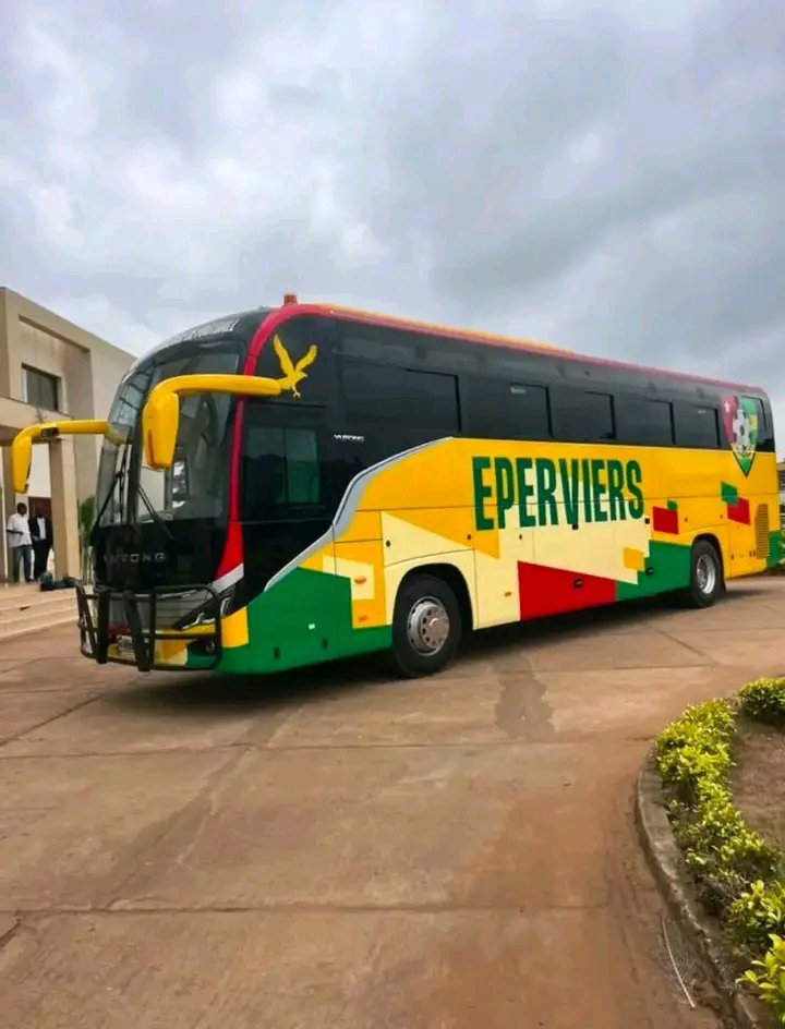 NormandSan90396's tweet photo. Du nouveau pour les Éperviers ! La sélection nationale bénéficie désormais de nouveaux bus, un équipement destiné à faciliter les déplacements des joueurs et du staff dans de meilleures conditions. 
#Togo #Eperviers #Football #Togolais https://t.co/LvC8ySjxpk
