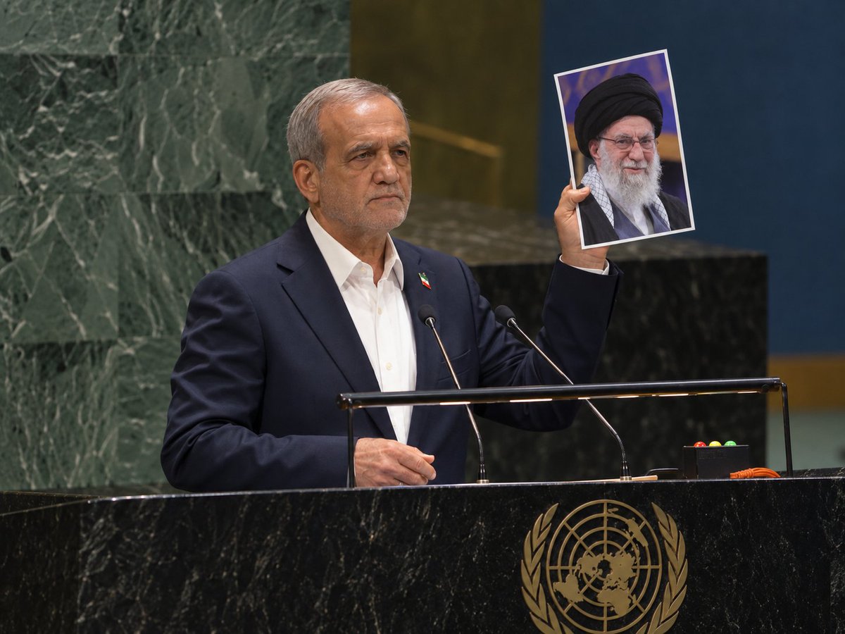 BamaramSaeed's tweet photo. ملت ایران، رئیس جمهور اینطوری میخواهد در سازمان ملل! 
هوش مصنوعی رو به واقعیت تبدیل کنید اقای پزشکیان. https://t.co/1lOusiodSf