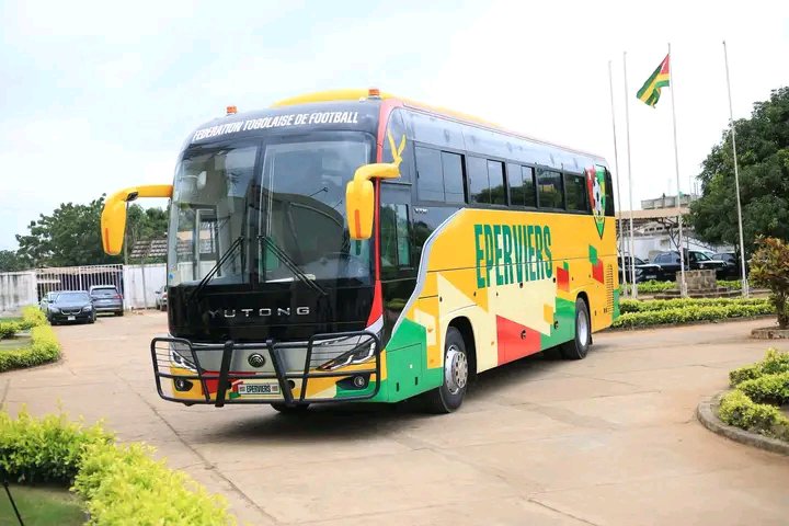 NormandSan90396's tweet photo. Du nouveau pour les Éperviers ! La sélection nationale bénéficie désormais de nouveaux bus, un équipement destiné à faciliter les déplacements des joueurs et du staff dans de meilleures conditions. 
#Togo #Eperviers #Football #Togolais https://t.co/LvC8ySjxpk