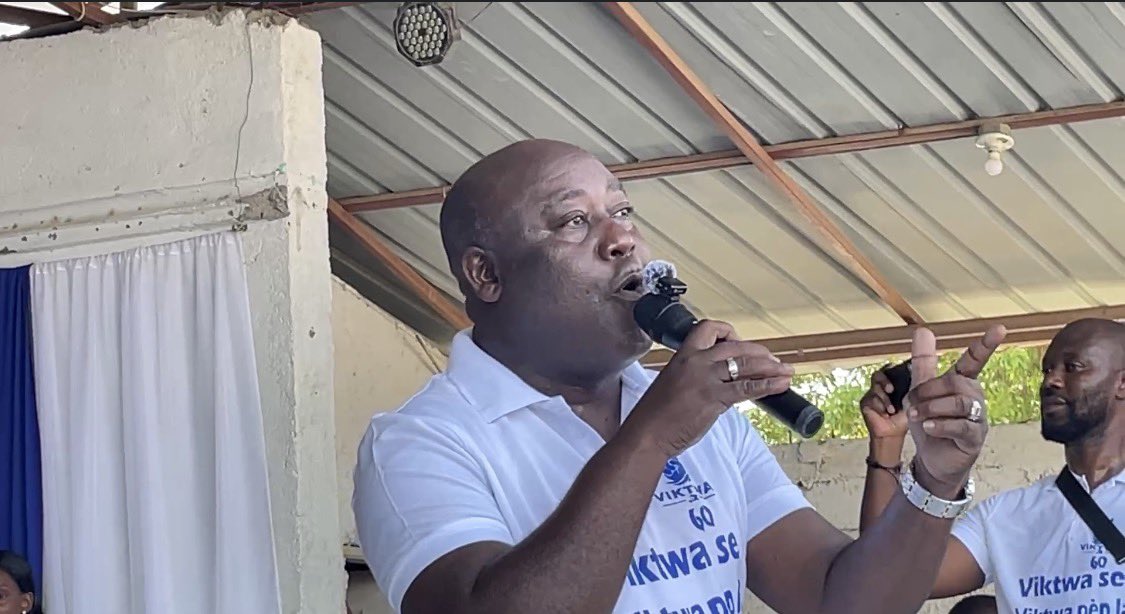 JoudaKreyol's tweet photo. 📍Depatman Nòdwès

Yè samdi 19 Septanm 2026 la Ansyen senatè Evallière Beauplan prezante kandida  pou pòs prezidan VIKTWA a,@wilnerjosephht  bay popilasyon Nòdwès la .

 Kote Plizye militan tap chante ” Prezidan Pòdepè se pou ou, kale bouda w jan w vle ” https://t.co/DGyEV5tMiQ