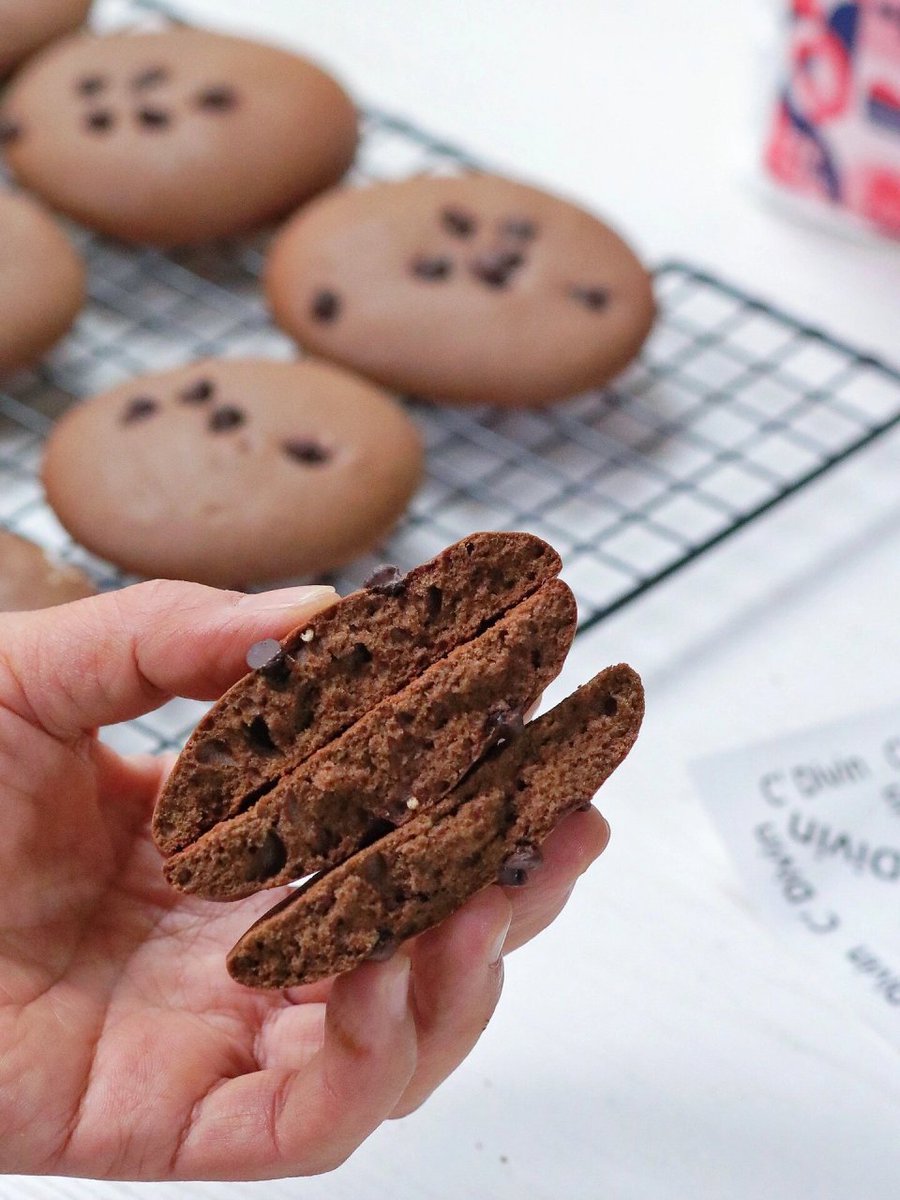 sitiami43899361's tweet photo. Just pulled a warm, oozing chocolate chip cookie out of the oven—golden edges, melty center, total Sunday win.， https://t.co/5ZVkGM5gYW