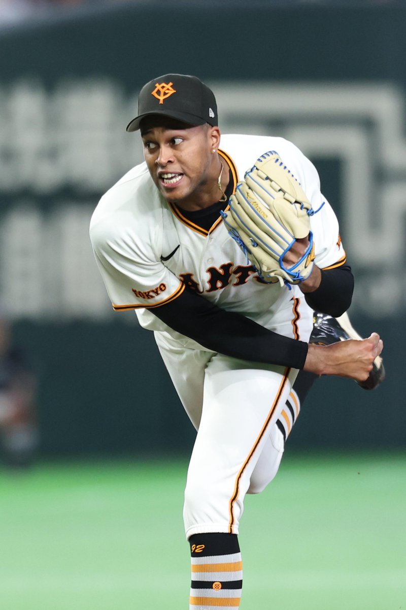 TokyoGiants's tweet photo. 【九回表】巨人 3-2 ヤクルト

5番手で #マルティネス 投手が登板。
三者凡退に抑え、試合終了！ジャイアンツ勝利👏 https://t.co/CZwwJcUHp8