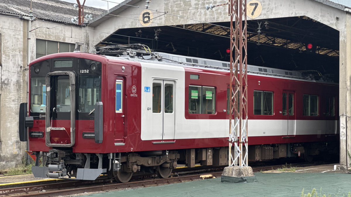 newacewakatetu's tweet photo. とりあえず
VE52みてきた
標準軌で初の赤新塗装🟥

早く営業で見てみたいですね
どんな見栄えでも新しいのはよろしい https://t.co/kvAaExhMHi