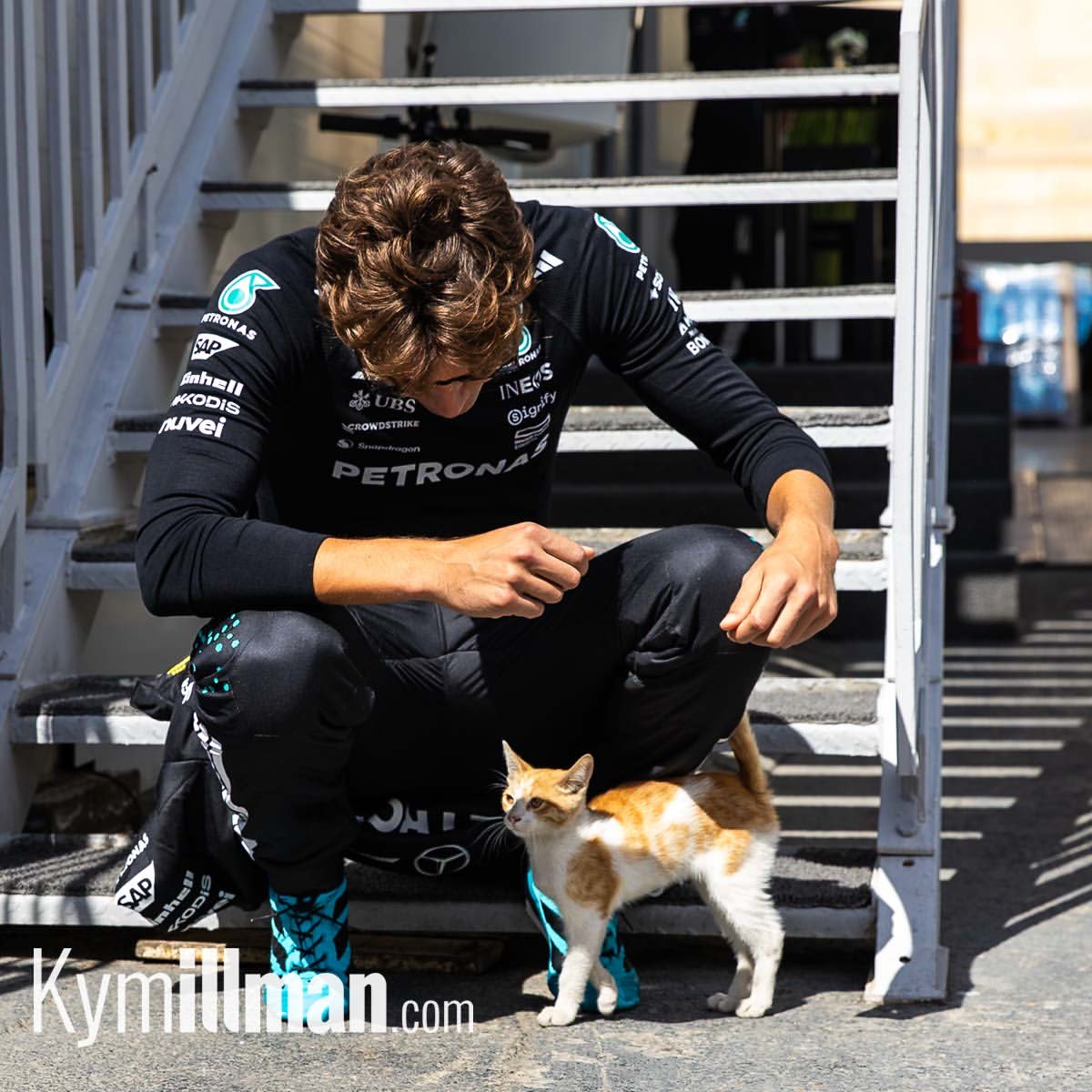 lassuriz's tweet photo. george russell and 🐈 https://t.co/JtFIEzbDeX