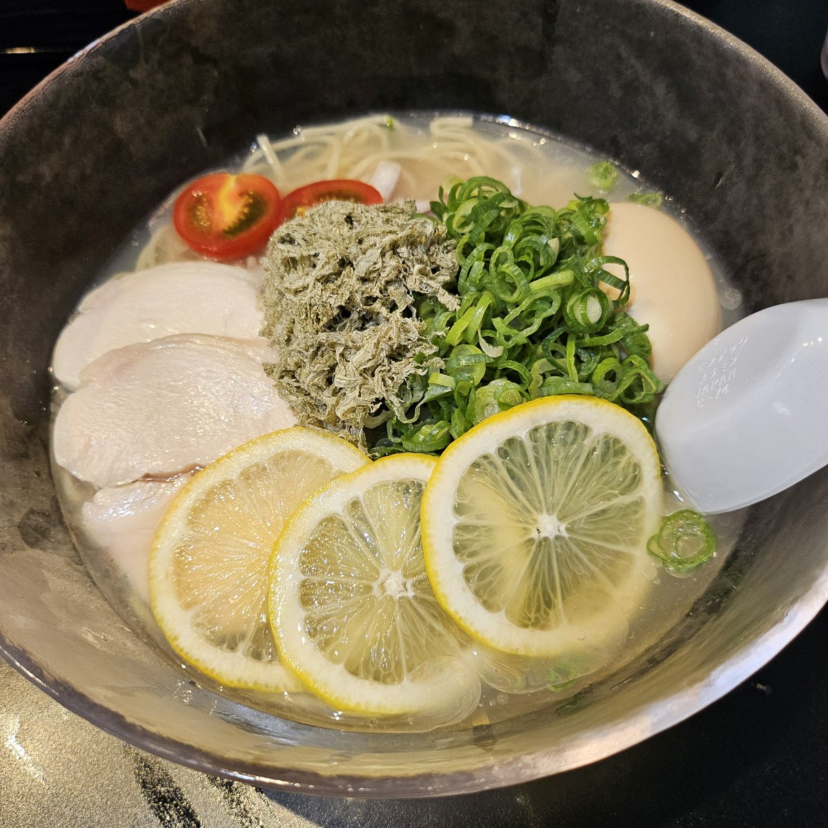 MARUMA072558888's tweet photo. 休日ランチ♪
今日は８年使ったタブレットの機種変更と光ケーブルへの切り替え手続きの為に街へ！
ランチは[ 麺屋 なみま ]さんで♪
今月の限定麺の
大葉ジェノベーゼの貝ＳＯＢＡ、味玉・九条ねぎＴＰ　と
夏季限定麺の
冷やし塩レモンはまぐり、味玉・九条ねぎＴＰ　と

#ランチ
#ラーメン
#〆クラ https://t.co/uKiBy6XnLX