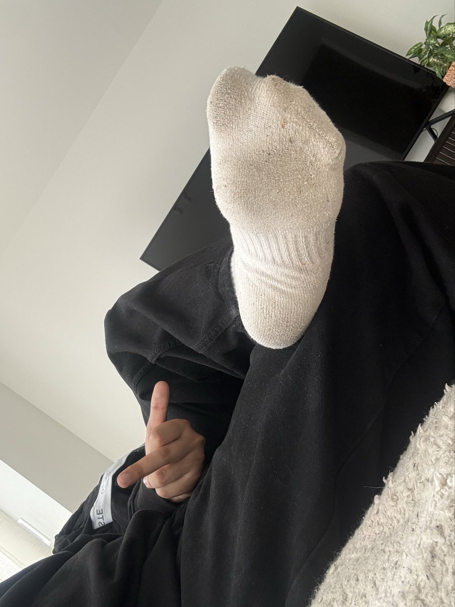 AlphaKingD44's tweet photo. Fucking ur wallets with these superior alpha soles 😈🖕🏼🤑 
#findom #alpha #cashmaster #feet #alphafindom https://t.co/ckTM5MzXgv