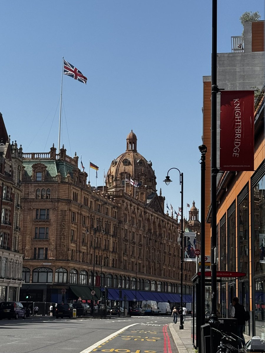 fixForAllofUs69's tweet photo. Harrodsのこの貫禄ね😳いかちぃ〜🫰🇬🇧 https://t.co/G0QtxdaPTK