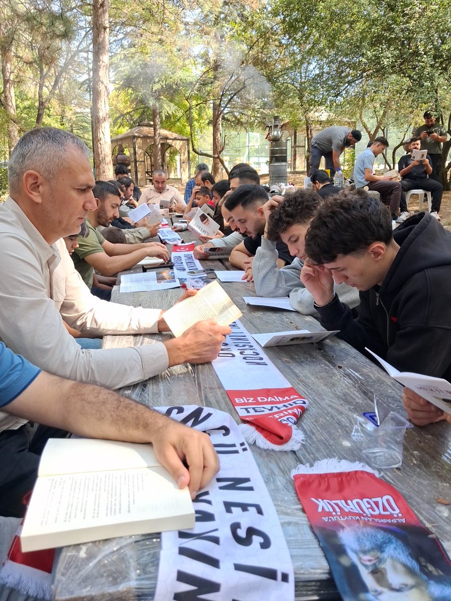 osmanyky's tweet photo. Siz bu hareketi bitiremezsiniz. 
Eylem olarak kitap okuma etkinliği yapan bir gruba galip gelemezsiniz.

Yenileceksiniz, bundan kaçışınız yok

#HocamlaOkuyorum https://t.co/ayYPqRpqZx