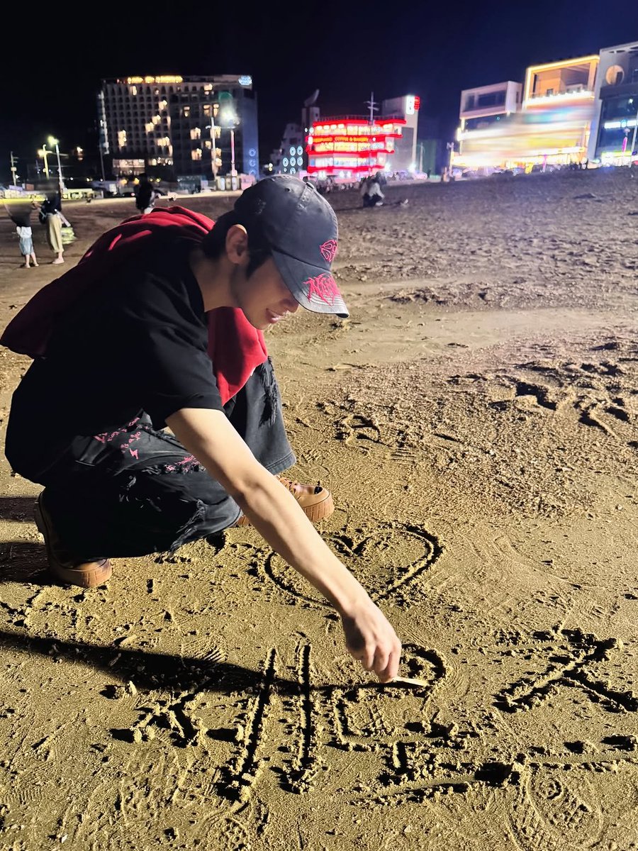 merrymashu's tweet photo. he wrote "♡ nas" too somewhere, my sweet boi dont wanna expose our relationship <3 https://t.co/LBW9DfRdo0