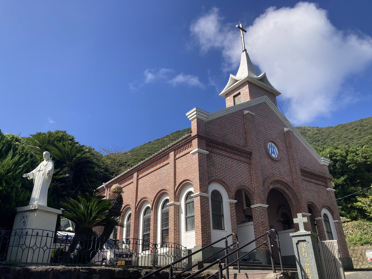 fuurai6211's tweet photo. 福江島にも点在する教会建築群⛪️
今回行くことができたのは｢井持浦教会｣でした。
"ルルドの泉"は100円寄付し聖水として持ち帰れます✨

外観は美しい煉瓦風（鉄筋コンクリート）の教会🧱
内部は撮影禁止でしたが磔のキリスト像。
ガチで学んで、今後はもっと教会見学を楽しむぞ🔥 https://t.co/buBpmVd4hI