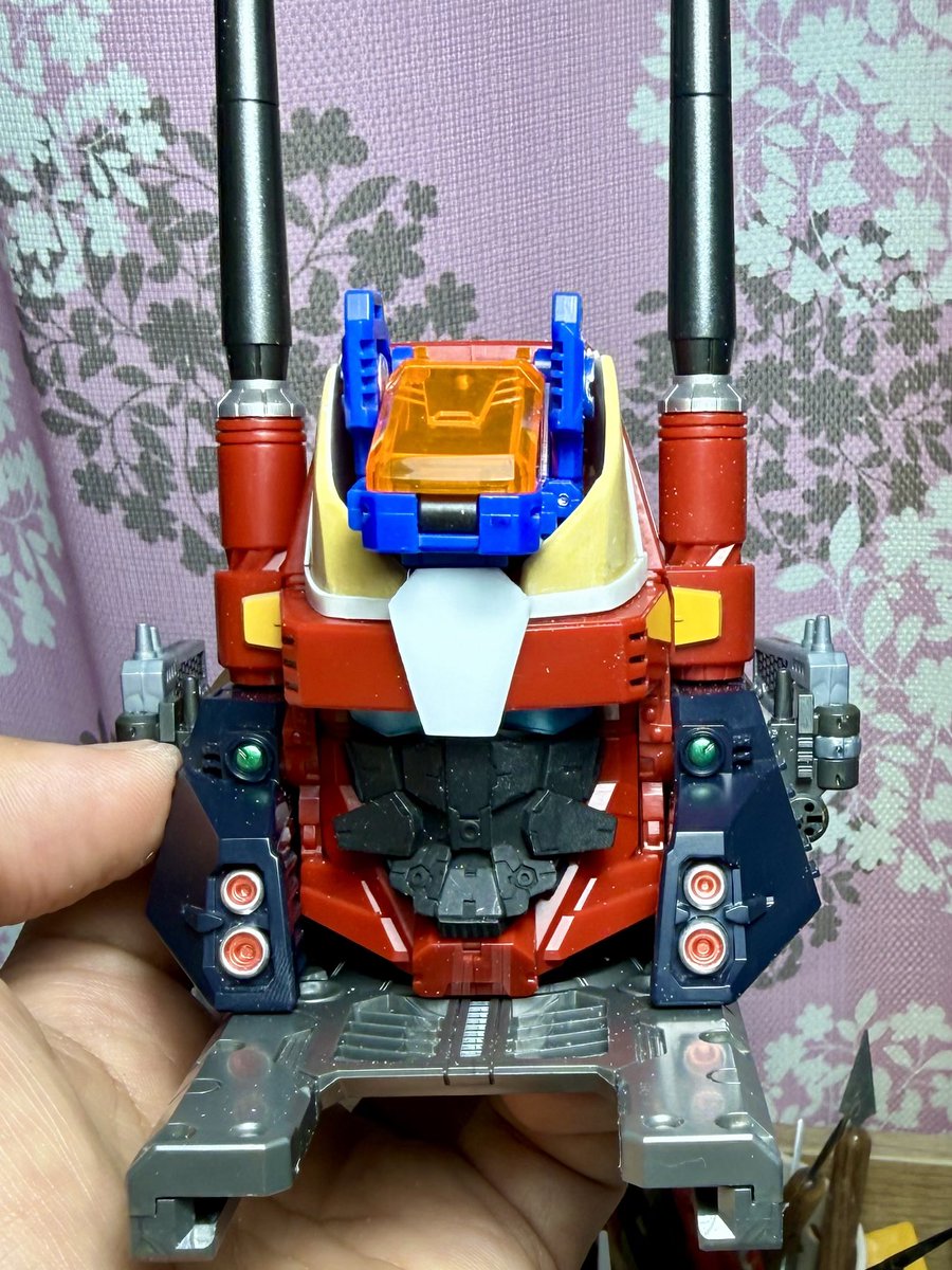UtauAkera's tweet photo. パイルダーオン進捗
バイザーギミックはそのままにしたかったのでコックピットが少し上になっちゃいました。
マスクはマグネットを仕込みたいなぁと...
#ダイアクロン https://t.co/JYqmws04pF