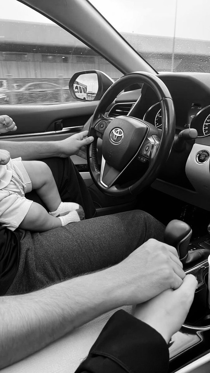 eirnslc's tweet photo. ️️

Di mobil saking fokusnya pegang dd iel, sampe si dd-nya di ambil alih sama Kakak berikut tanganku juga. Gemes. 🥺🤏

️️ https://t.co/c7FXPuc3tw