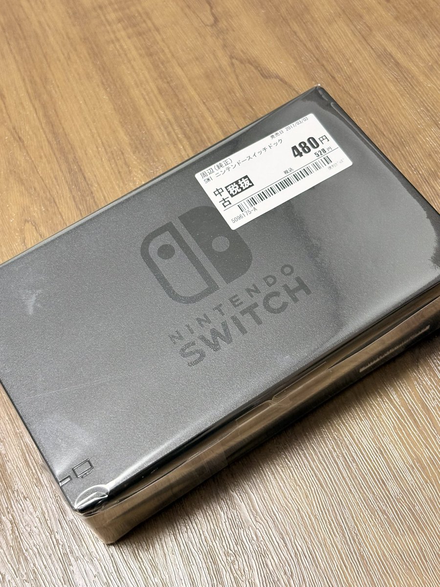 room525_kai's tweet photo. GEOでSwitchのドックが110円だったので買ってしまったやつ！
1階用と2階用で運用したい。
アダプタも必要やなー🤔

デビルメイクライ5も110円だから買えば良かったと後悔。 https://t.co/fdONXQhA0l