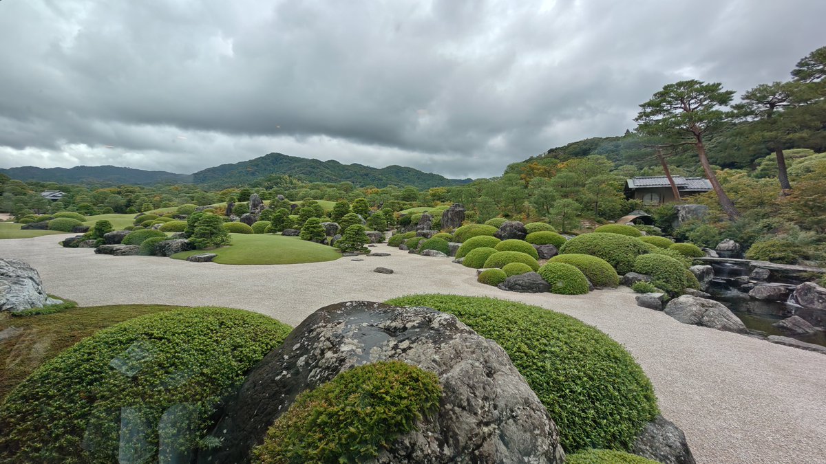 Ronwey_DQwalker's tweet photo. 【ヨリミチ】
20年以上連続で日本一に選ばれた日本庭園を持つ足立美術館。見渡す限り広がる日本庭園なのに手入れが良すぎて圧倒されます。庭園を窓越しに眺めると絵画のように観えました。
横山大観をはじめとする絵画のコレクションも素晴らしいラインナップで中でも紅葉には心を打たれました🍁 https://t.co/9VZIM1ls86