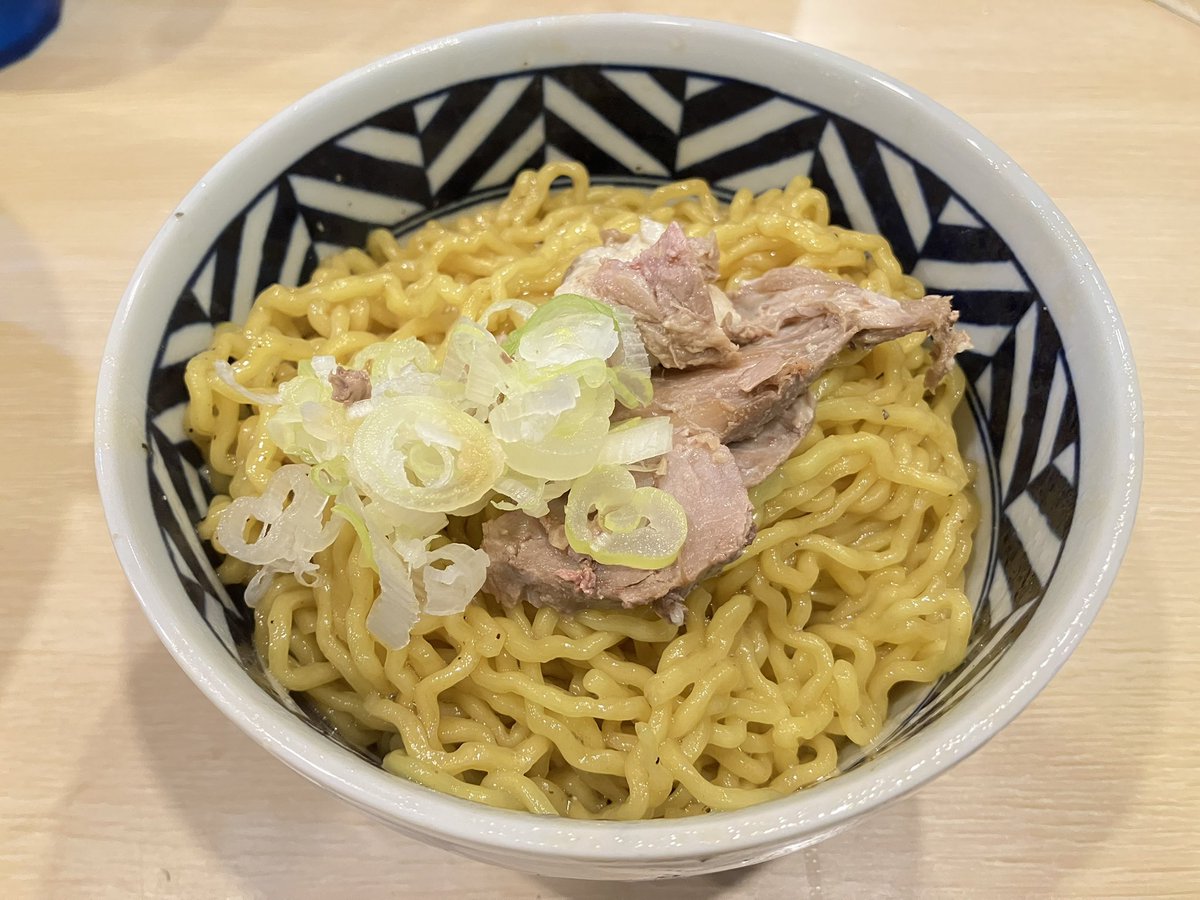 hirobuchiii's tweet photo. 自家製麺 麺や六等星 調布銀座

自家製の西山系の麺に、濃厚煮干しスープ

出汁と旨みが強烈にうまい😋

濃すぎて煮干し酔いしそう 笑

特盛り700g＋あえ玉

#自家製麺麺や六等星 https://t.co/ra2XXTDlw9