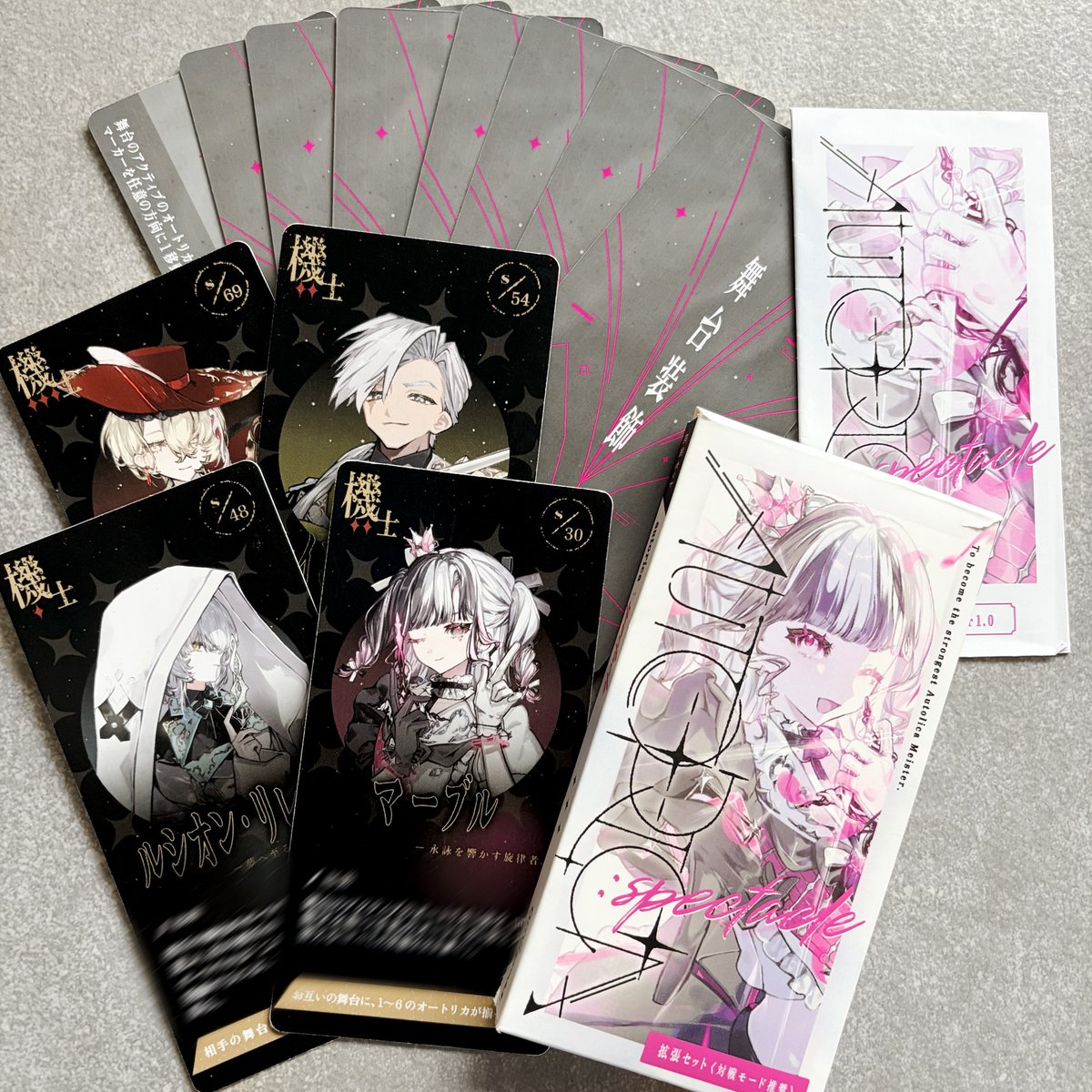 games_amii's tweet photo. ◤ autorica:SPECTACLE 事前予約  ◢ 

対戦カードゲーム『 autorica 』に、拡張カードセットが登場！
追加機士4名と拡張システム《舞台装飾》を収録。

ゲムマ先行＆通販の事前予約は【9/21 18:00 START】

さらに、リリースを記念した、ここでしか手に入らない特別セット＆限定グッズもご用意。

－－－－－

✦ ゲムマ先行 事前予約
9/21 18:00 〜 10/14 23:59
※早期割は予定数に達し次第終了。

✦ 通販事前予約
9/21 18:00 〜 10/26 23:59
一般発売日10/31にお届け！

明日のお昼頃に各種ノベルティ&予約ページを公開予定！お楽しみに◎