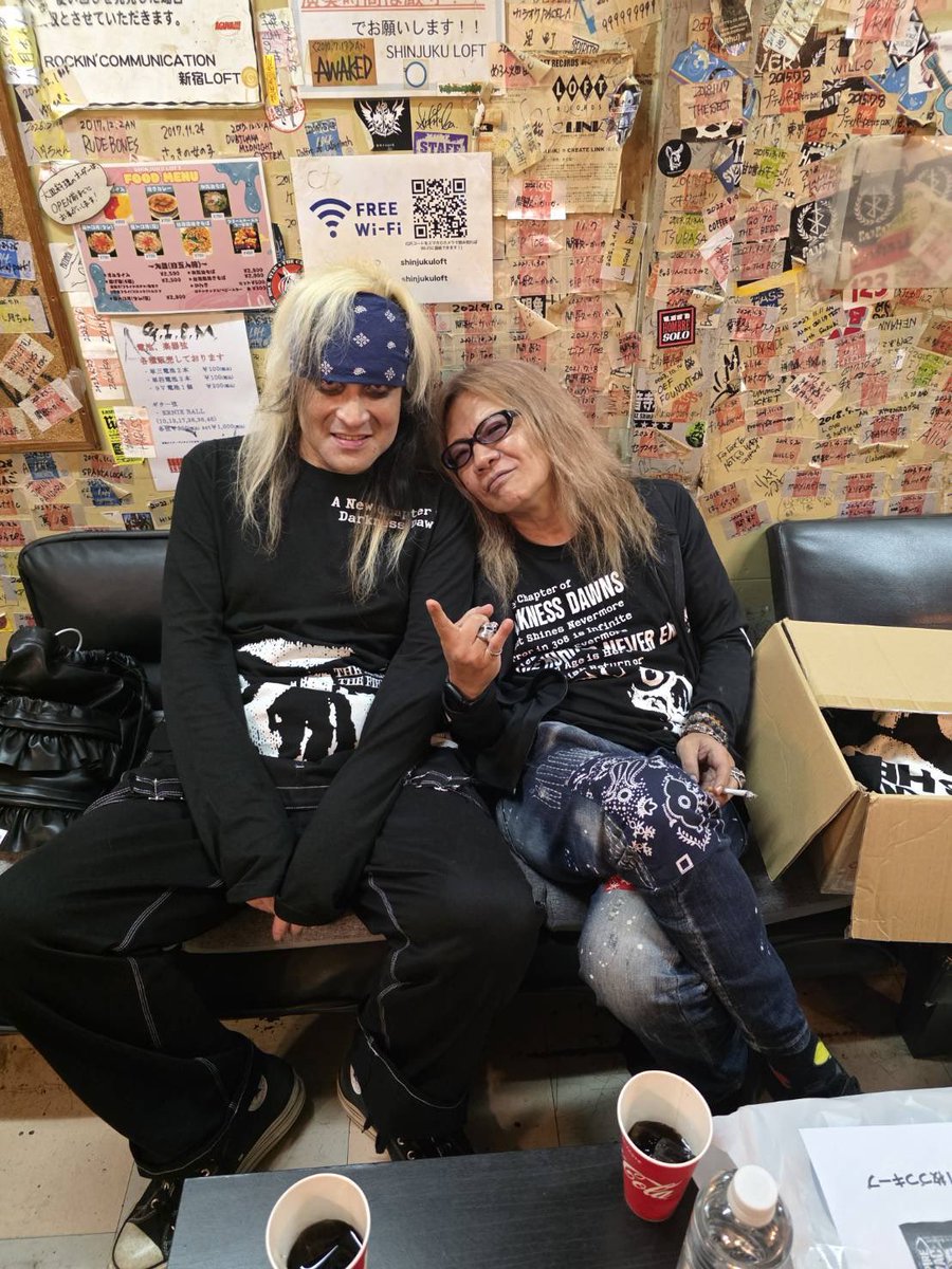 HIROSUKE_BALZAC's tweet photo. 昨夜の新宿LOFT。その④。
RAPESのREEさんと。昨年、RAPESとBALZACのツアー直後が真鍋の逝去でした。サポートドラムが決まるまで、ずっと心配して、いつも連絡をくれてました。今回の復活を見てもらえて良かったです。ありがとうござました。 https://t.co/SghqRLGrmq
