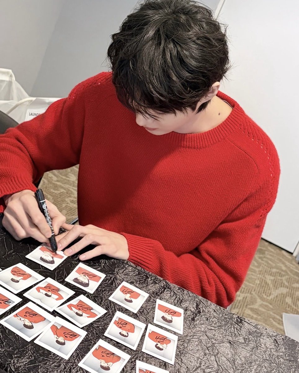 littlemailbox__'s tweet photo. ง้ากก น่ารัก ❤️ if anyone WTS the signed polaroid, pls let me know ㅠ ㅠ

#변우석 #byeonwooseok https://t.co/zgqrTR9lql