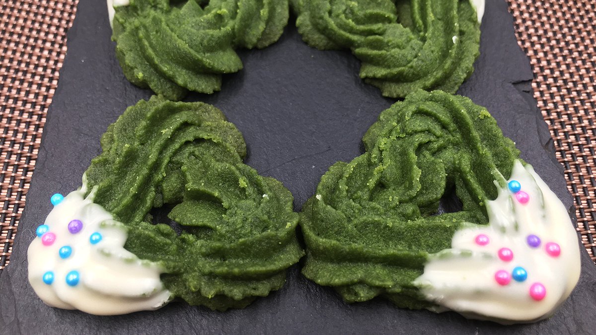 Lyn_0224's tweet photo. Just popped these crispy matcha cookies from my snack stash—share the joy! Anyone else got a go-to late-night bite https://t.co/AgnIfJwV7s