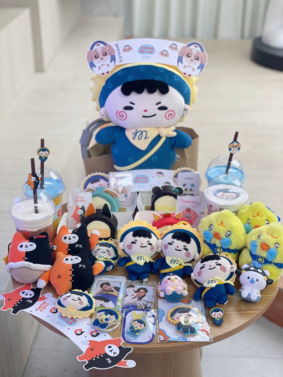 ymdd_lym's tweet photo. ไปเฟ่ครั้งที่ 2 complete!!🎊
ไม่คาดหวังว่าจะเจอจัมโม่เลยด้วยซ้ำ
พอหลานมากรี๊ดแตก 
อีกคนก็วิ่งหน้าตั้งกลับโต๊ะ เร็วมาก🤣

#JUMMO #GEMMHOUSE https://t.co/j4EUYlbpqd