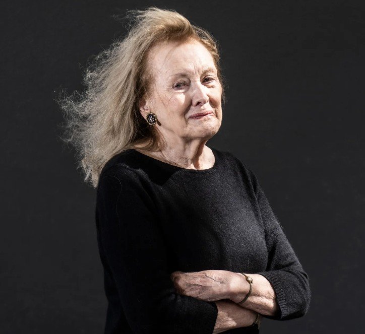 MelanieLacide's tweet photo. La folle du bus et serial petitioner Annie Ernaux sur @franceinter dans l'émission Recto-Verso:
"Adèle Haenel a raison. Israël commet un génocide et la France est complice".
@ndemorand la met face à l'antisémitisme de @JLMelenchon lors des épisodes Epstein et Glucksmann:
"Est-ce qu'on ne va parler que de ça?? Est- qu'il a été condamné, Mélenchon?" 
Comme quoi, être Prix Nobel de Littérature n'empêche pas d'être aussi une vieille cruche antisémite.