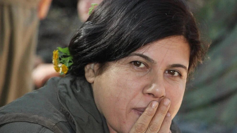 RumetaPiroz's tweet photo. Nasnav: Dîlan Şirnex
Nav paşnav: Rabia Barinç
Dem û cihê jidayikbûnê: 1977 / Şirnex
Dayik-Bav: Zelîha-Abdurrahman
Dem û cihê tevlîbûnê: 1994 / Zaxo
Dem û cihê şehadetê: 17'ê Îlona 2026 https://t.co/avjXSSDfRL