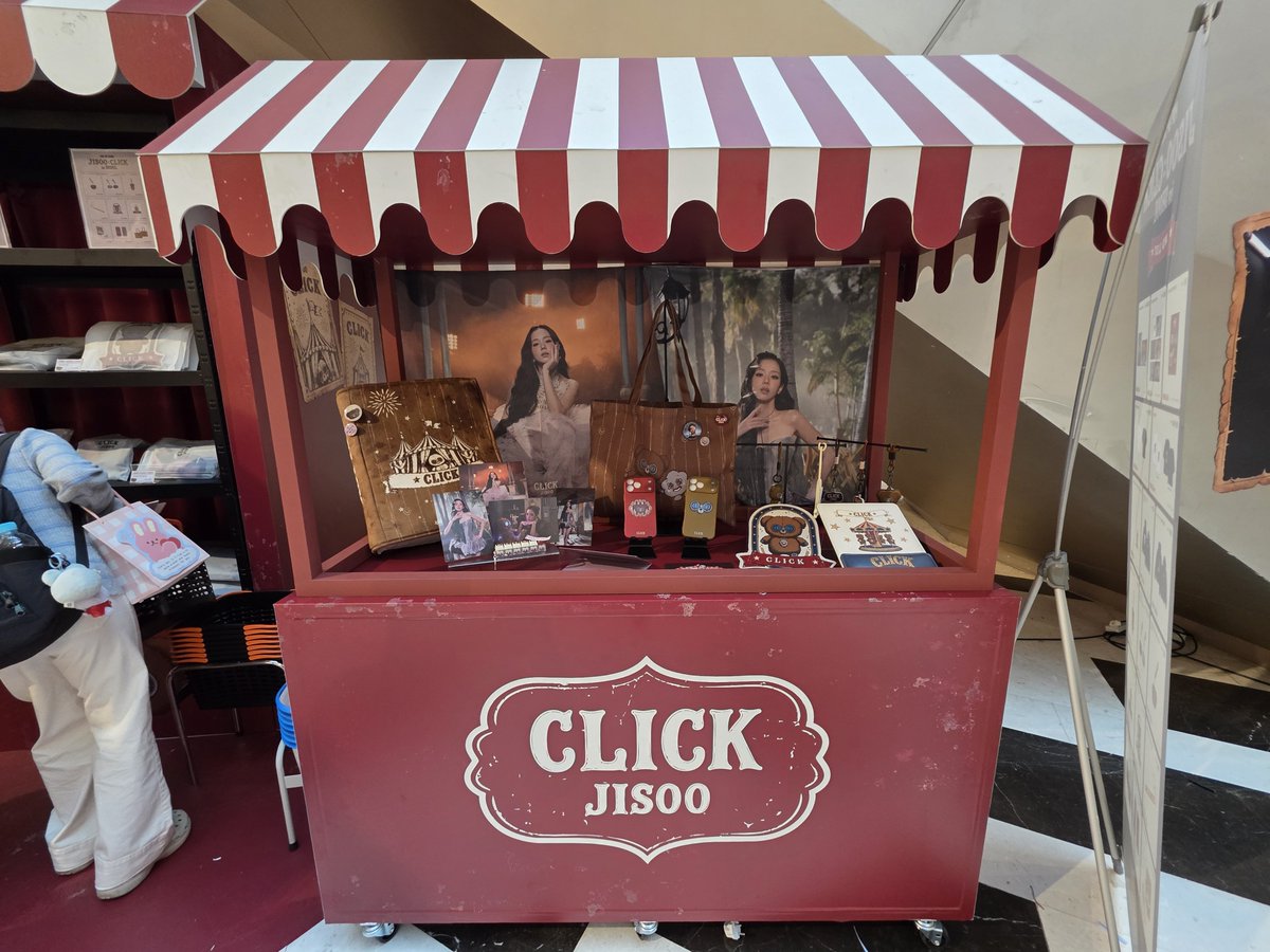 uJouJXerIppoww1's tweet photo. #JISOO #지수 #CLICK #POPUP #CLICK_IN_SEOUL #EVERLINE #에버라인  지수 클릭 팝업 넘 예뻐여~ :) https://t.co/IHZ63coJTB