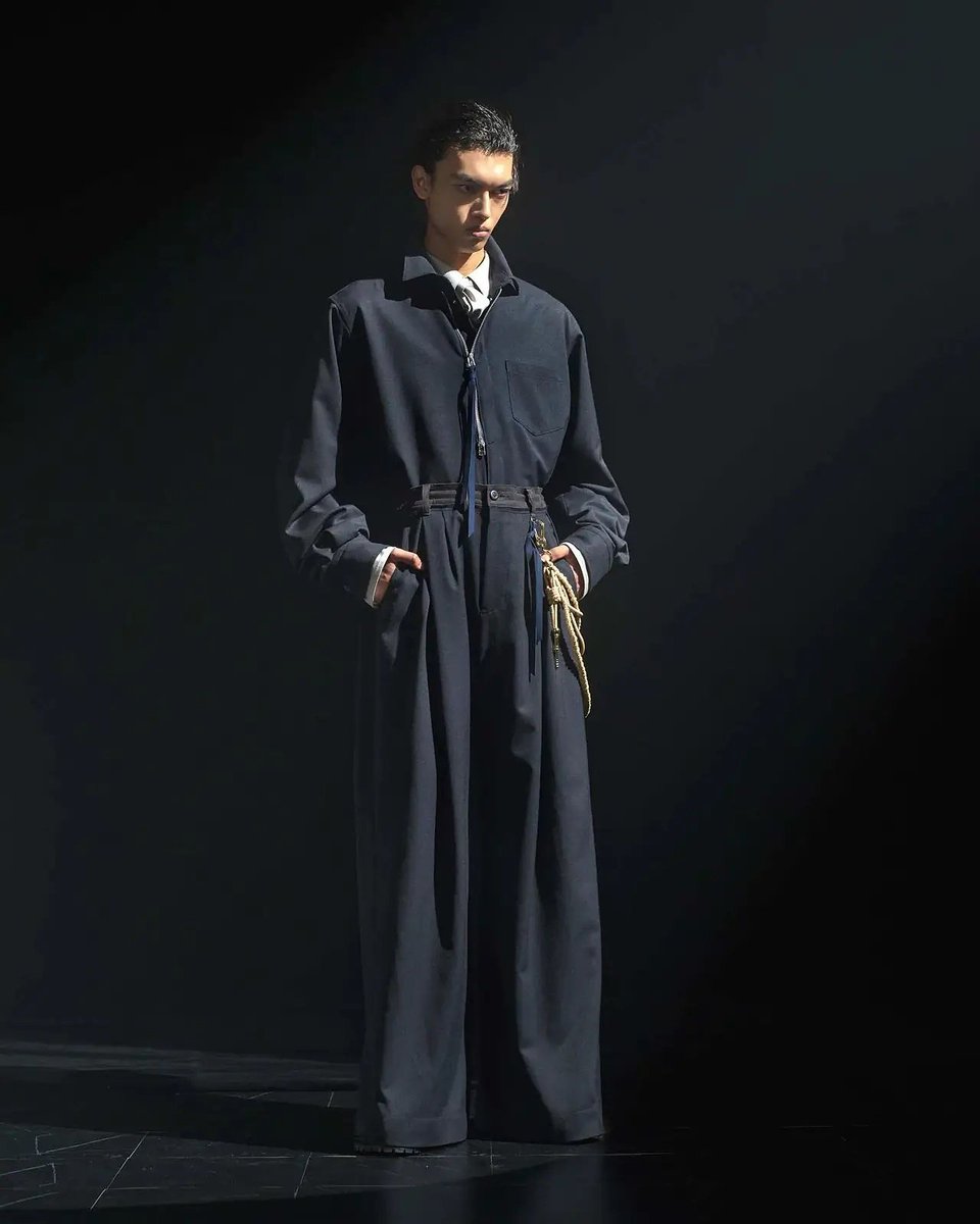 fashionsnap's tweet photo. 「これは父が着ていたファスナー開きのプルオーバーから着想を得ています。幼少期のおぼろげな記憶の中で、妙に頭に残っているディテールであり、それを組み込んだアイテムを展開したいと思い、製作しました」

「タム」の26AWコレクションをデザイナーが解説
https://t.co/Q8namDWzE0 https://t.co/f1eusBVWYQ