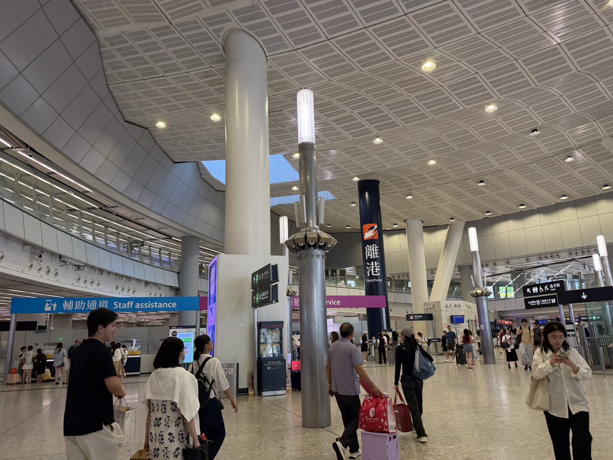 machitukuri's tweet photo. 香港西九龍駅🇭🇰
これから高鉄に乗って一気に広州まで行く🇨🇳 https://t.co/UtHGyKeYaE