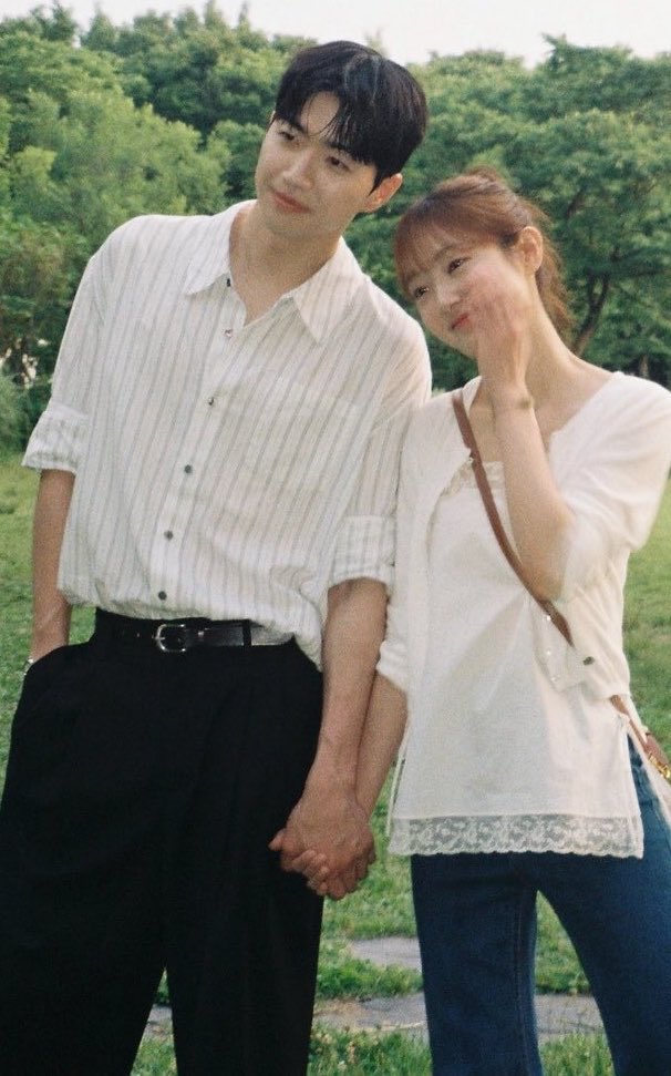 seyounggs's tweet photo. its the holding hands for meeee!! https://t.co/2Wm5S0TxJB