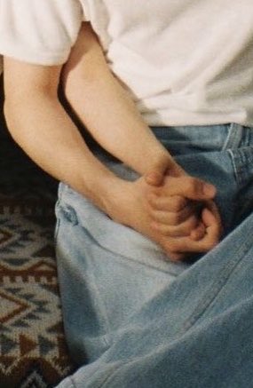 seyounggs's tweet photo. its the holding hands for meeee!! https://t.co/2Wm5S0TxJB