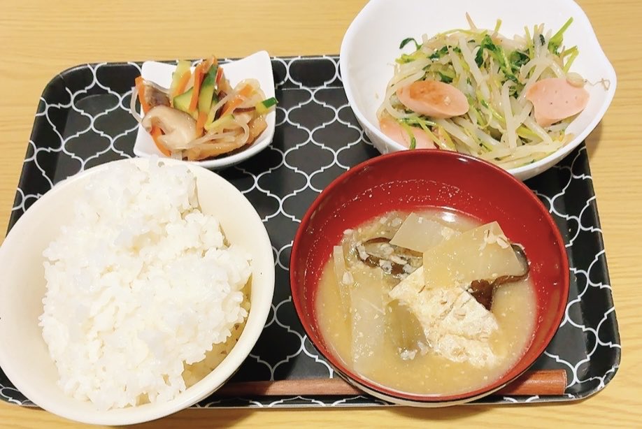 panda_ka_tabun's tweet photo. 今日の夕食
魚肉ソーセージde豆苗もやしいため(はらぺこグリズリーさんの健康的なズボラ飯のレシピ)
春雨サラダ
味噌汁
ごはん

今日は朝昼ともに外食でした https://t.co/U7Ui2Tj7YF