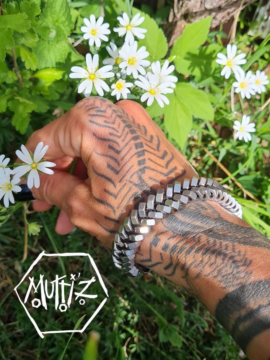 bibiallin's tweet photo. ⚙️Was ist eigentlich Mutti’Z? Handgefertigter Schmuck aus Edelstahl- und Messingmuttern – für alle, die Schmuck abseits des Mainstreams suchen🔩
#SoMeRa26 #armband #edelstahl #muttern #silber #handmade #schmuck #unikat https://t.co/QhJATkfcEb