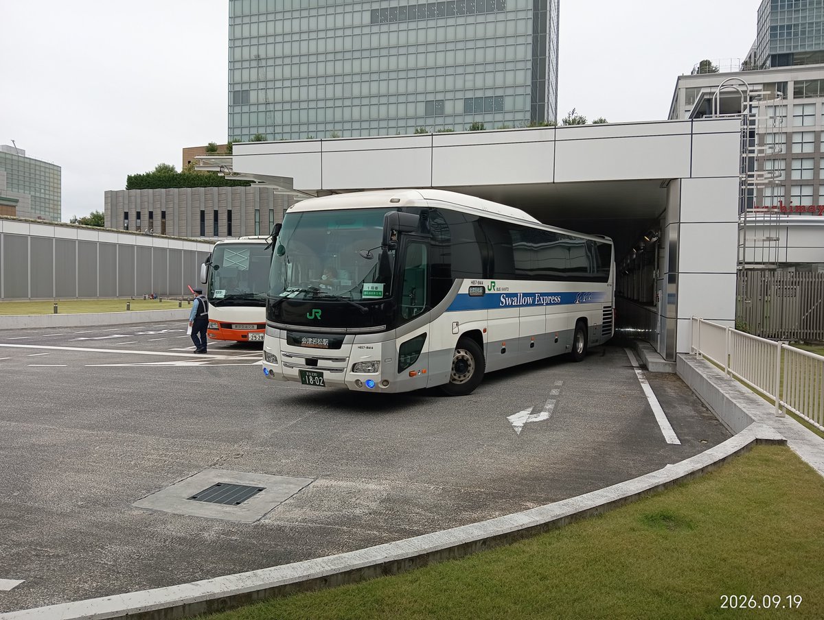 daiki9157590033's tweet photo. 9/19 バスタ新宿⑦
JRバス関東(アストロメガ·セレガ)
D650-18503 (統括本部) 新宿TDR17号
H657-18414 (統括本部) 夢街道会津5号1号車
H657-17401 (統括本部) 夢街道会津5号3号車
H657-11405 (佐野) 夢街道会津5号2号車 https://t.co/7pCAnEPJf0