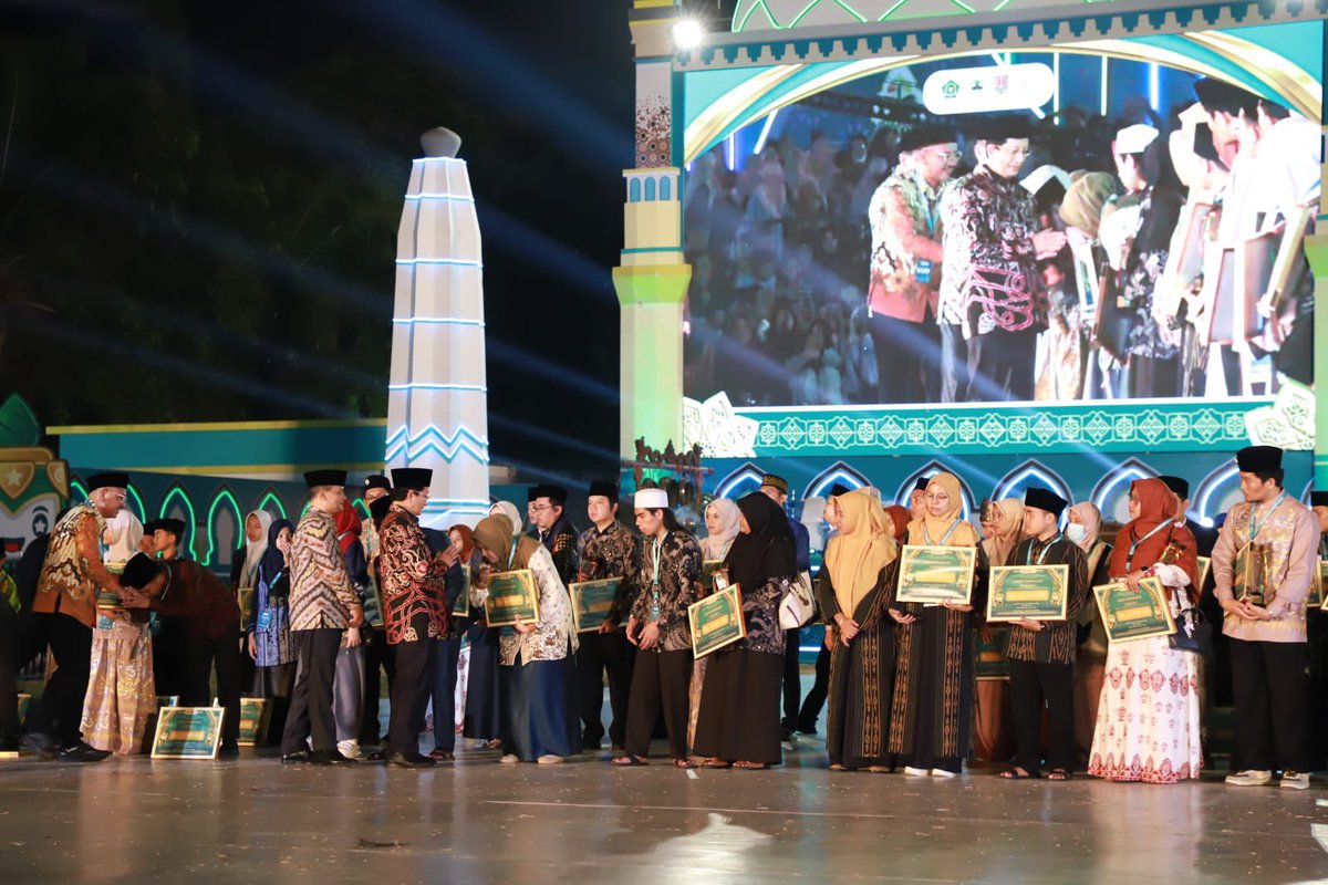 ekofe's tweet photo. Melihat para juara berdiri di atas panggung jadi salah satu momen yang paling berkesan. Apalagi saat penutupan mtq nasional, perjuangan panjang mereka akhirnya mendapat apresiasi.

#SuksesMTQ2026
#JuaraUmumMTQ
#BerkahAlquran https://t.co/U0fz52SPxf