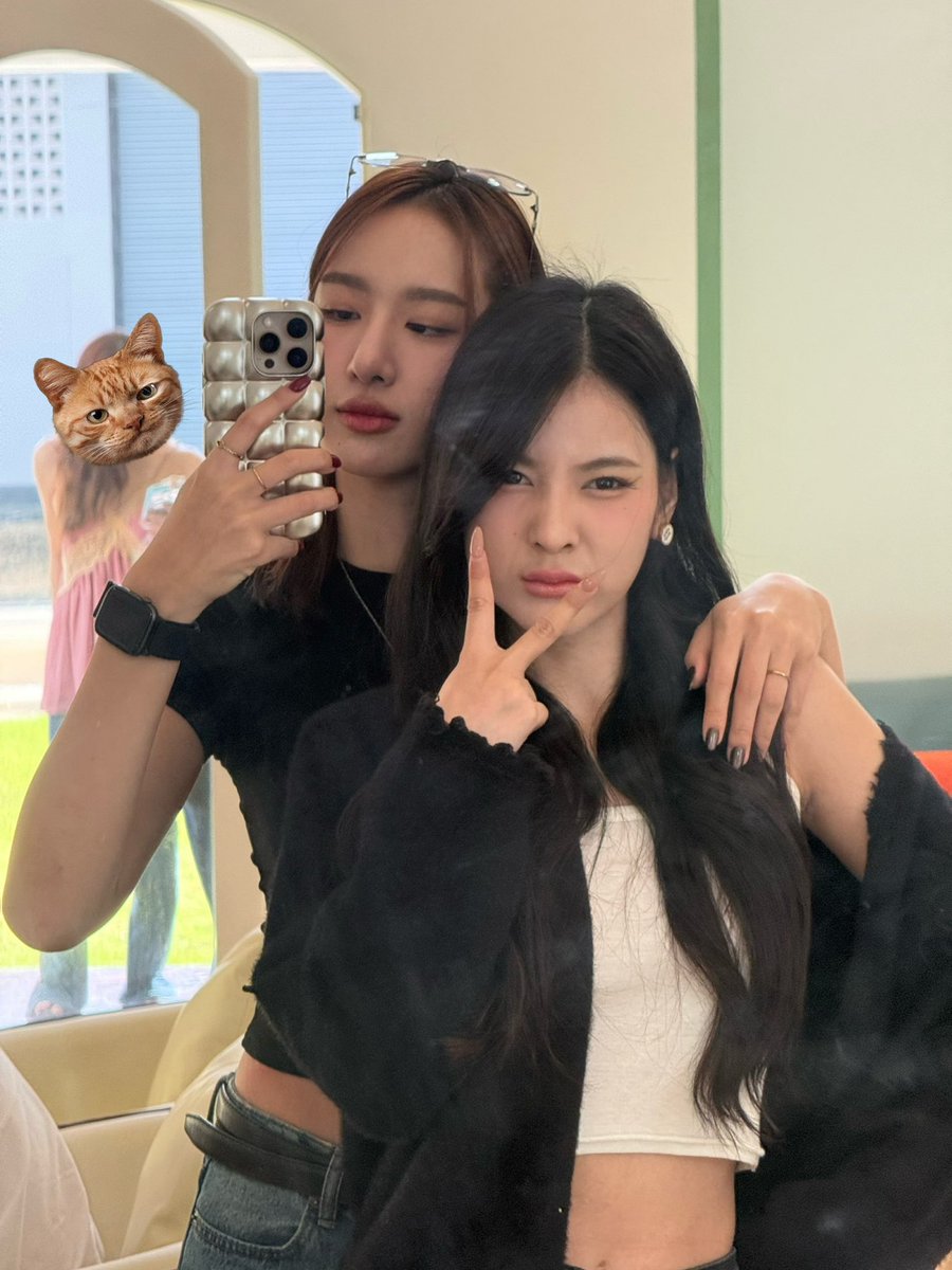 Lookged728552's tweet photo. เกิดไรขึ้นค่ะ👉🏻👈🏻 @cherlynnnk  #poylookged https://t.co/1FbBo7XPcH