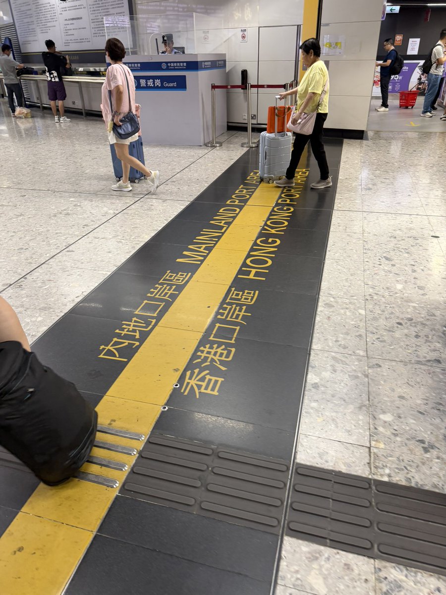 machitukuri's tweet photo. 西九龍駅にある行政上の国境線🇨🇳🇭🇰
右半身は香港の法律、左半身は中国の法律が適用される🤣 https://t.co/Ji4GmXzrh6