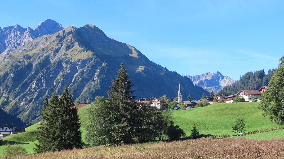 hansterbraak's tweet photo. Van #herfstweer is nog geen sprake in de #Alpen. Het blijft zonnig met alleen donderdag wat buien. Daarna eerder zomers dan herfst met op 1000m zelfs 25gr+ en veel zon. Foto: #Mittelberg vanmorgen. https://t.co/J1iL88c8yp