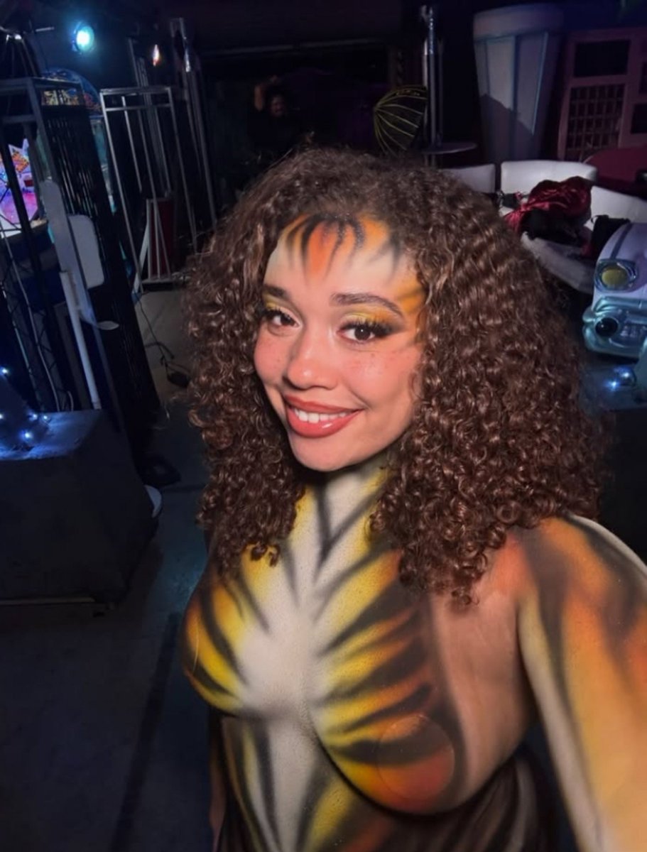 meilabrow4's tweet photo. A better picture of me trying to dress like a tiger 😂❤️‍🔥 https://t.co/PsmKZOfWjo