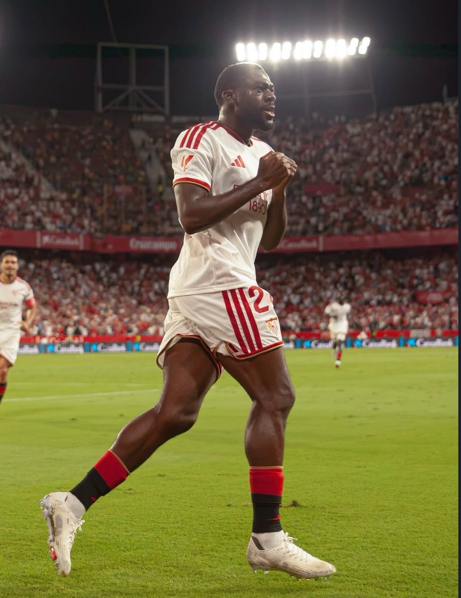 SprintDeRakitic's tweet photo. Este año hay muchas cosas a las que agarrarse, el nivel de Agoume, lo que es Fofana, Miguel Sierra que cada partido es mejor, Kochorashvili no desentona para nada, Stassin y Ure son DELANTEROS, Castrin asentado, Kike Salas intratable, Iglesias mejorando por mucho a Carmona, hasta Suazo, sí, hasta Suazo parece bueno.

Nos vamos quintos al parón, ya nos hemos enfrentado a Barcelona, Atleti, Valencia y hemos ido a San Mamés, si este equipo no se cae, la afición está con ellos y la plantilla se lo cree un poquito vamos a disfrutar mucho esta temporada y las que vengan, estos cabrones solo han perdido contra dos grandes y veo a muy pocos equipos metiéndonos manos, casi ninguno de esta liga con tan bajo nivel.

A seguir después del parón y a tomarse un descansito… ¿Que opináis vosotros?