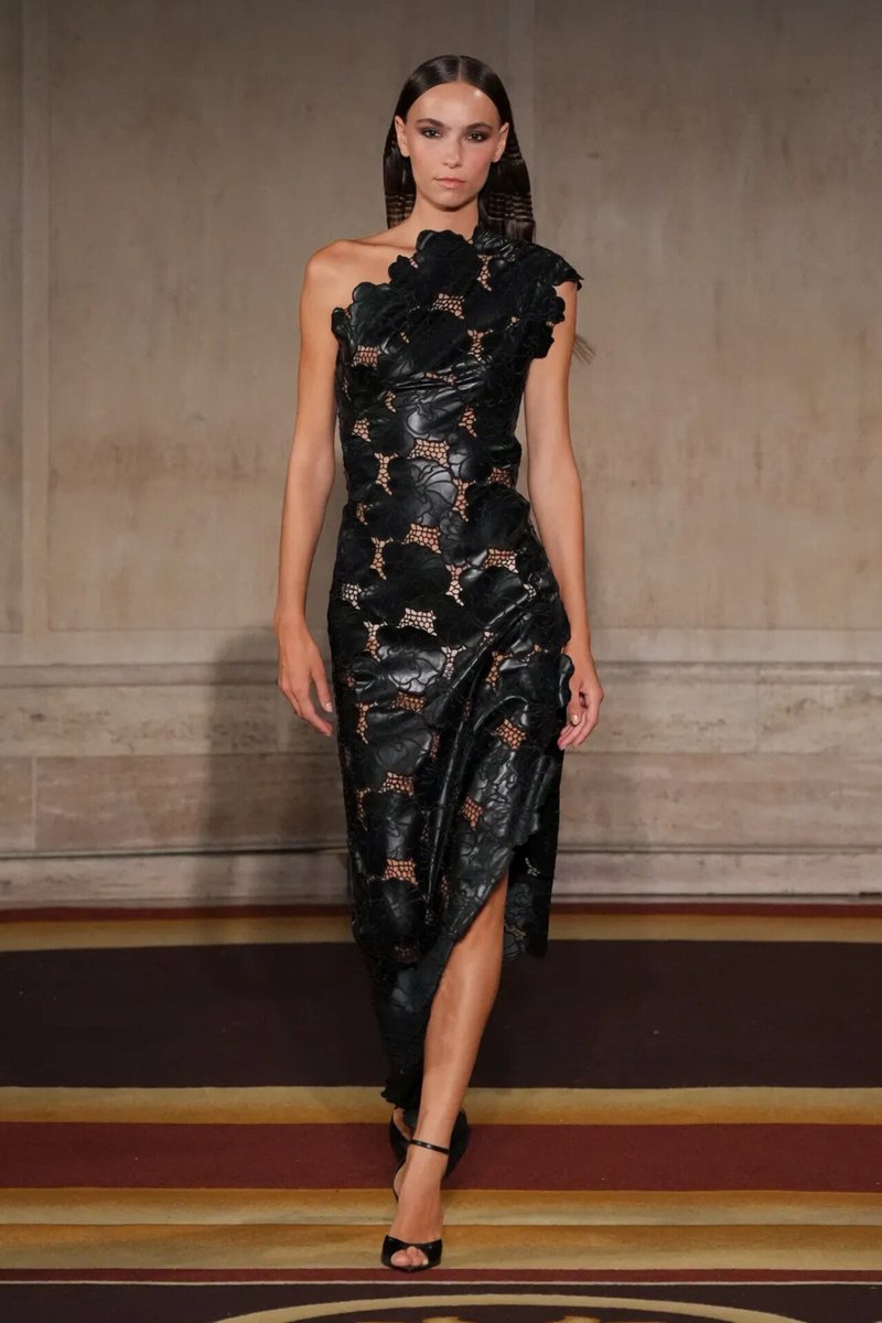 LadymiaMicky's tweet photo. Sfilata Spring Summer 27 Christian Siriano @CSiriano #ChristianSiriano #SpringSummer27 #moda #outfit #look #fashion #fashionstyle #style #fashionista #trendy #tendenza #glam #glamour #musthave 👗😍❤️ https://t.co/H1f7XXAlJe