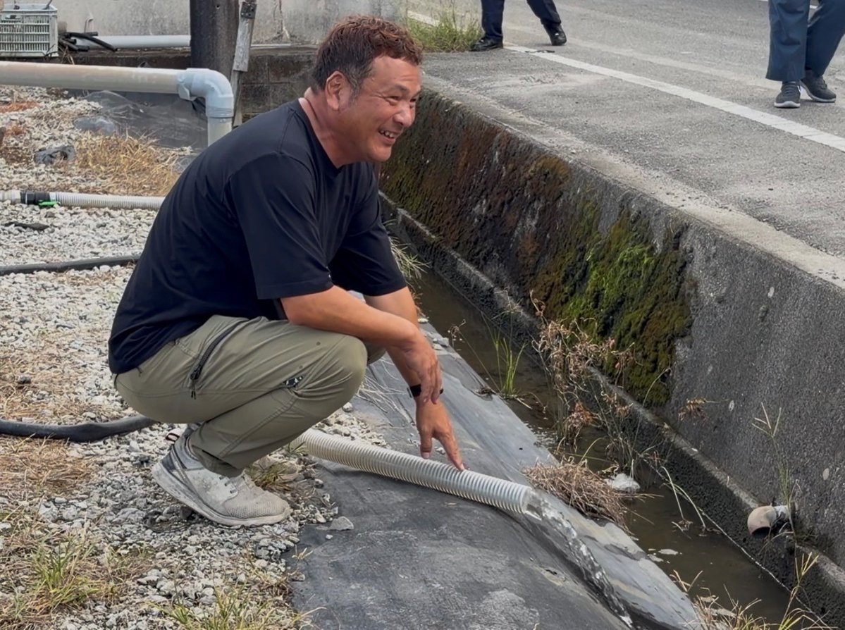 MAFF_KYUSHU's tweet photo. 【「まにあった。」水が再び流れた日】
もうすぐ、いちごの定植シーズン。
被災した氷川町の農業用水路の応急復旧が完了し、いちご栽培を支える水が再び流れ始めました。通水式が開催され、MAFF-SATも参加。
復旧に尽力された皆様に感謝。
#令和8年熊本地震　#災害支援　#九州農政局 https://t.co/eDLd5zndRD