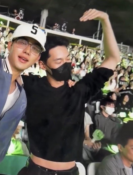 Do0oun's tweet photo. 김도영허리노출사건 : 김도영이 허리를 노출한 사건이다 https://t.co/GlG8cKl0M7