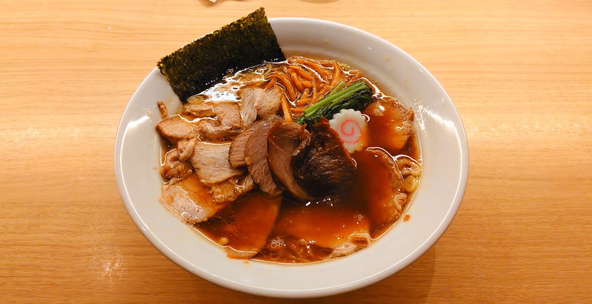 sosuke0624's tweet photo. 長岡食堂 東京ラーメン横丁店
醤油チャーシューメン 1,150円
新潟長岡のラーメン
生姜の効いた醤油スープで初めての感覚。
これは美味いな

ラーメン横丁初めて知ったが他にも行ってみたいところあり
東京駅来たらまた来てみよう https://t.co/8wCsXpKZ9d