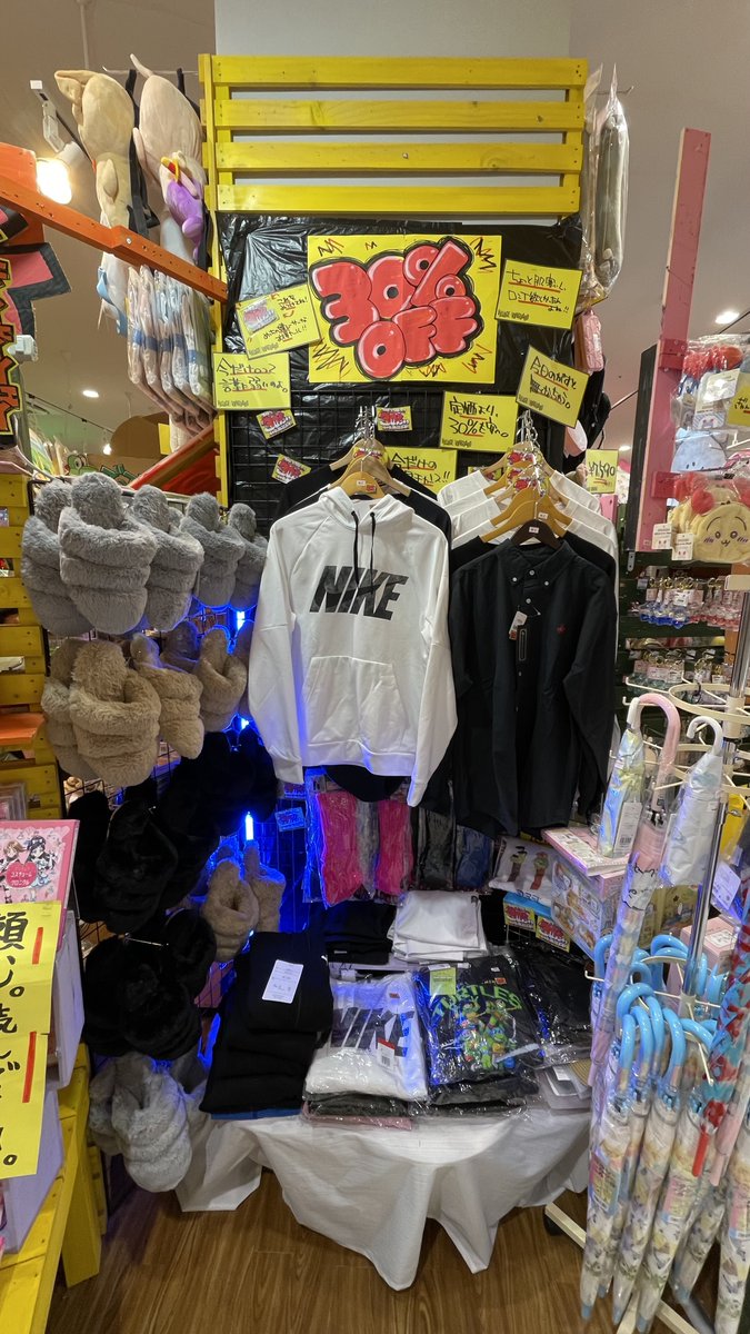 vvtokitoki's tweet photo. 🔥秋冬アパレル30％オフ🔥

『まだちょっと暑いけど、クローゼットの入れ替えするには面倒だよな～』って思ってるあなた！

もう今日ここで解決しちゃいましょ！

#秋冬セール #秋冬セール開催中 #アパレルセール #ヴィレッジヴァンガードイオンモール土岐 https://t.co/u1sBpuX4Os