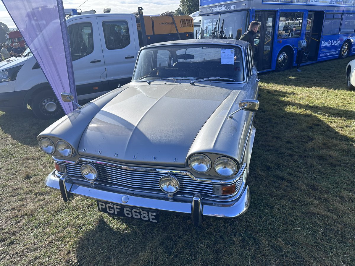 trampslikeus67's tweet photo. Grey was a popular choice for these two Rootes Group beauties 🥰🥰🥰🥰

Scone Palace Parklands🙂

#ClassicCars #Scotland https://t.co/NTvK7FRBZ3