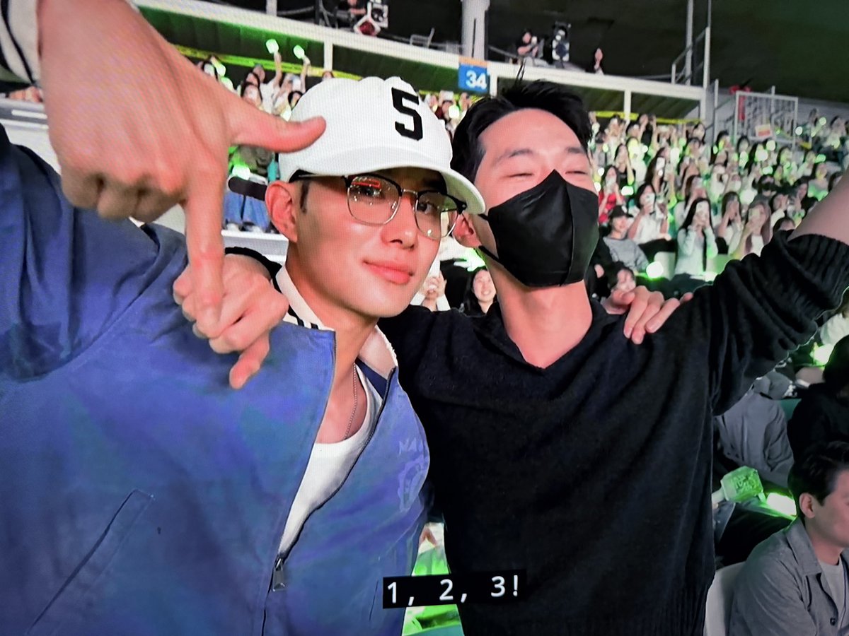 imhereforjwnhc's tweet photo. ถ่ายรูปกับเค้กด้วยกัน 7 คน 🥺

#NCT127_5TH_NEOCITY_THE_REDLINE https://t.co/aMDjGA9dEf