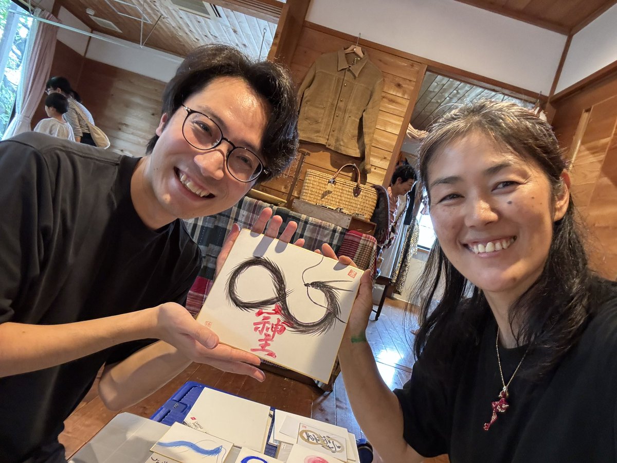 monyoratti's tweet photo. 見沼にある助産院

癒しのマルシェにて
まさやんワールド全開🐉✨

香水作りワークショップを体験し
黒龍も描いていただきました🎨

酵素玄米ランチも美味しかったです🍚 https://t.co/SP8hkDGlNG