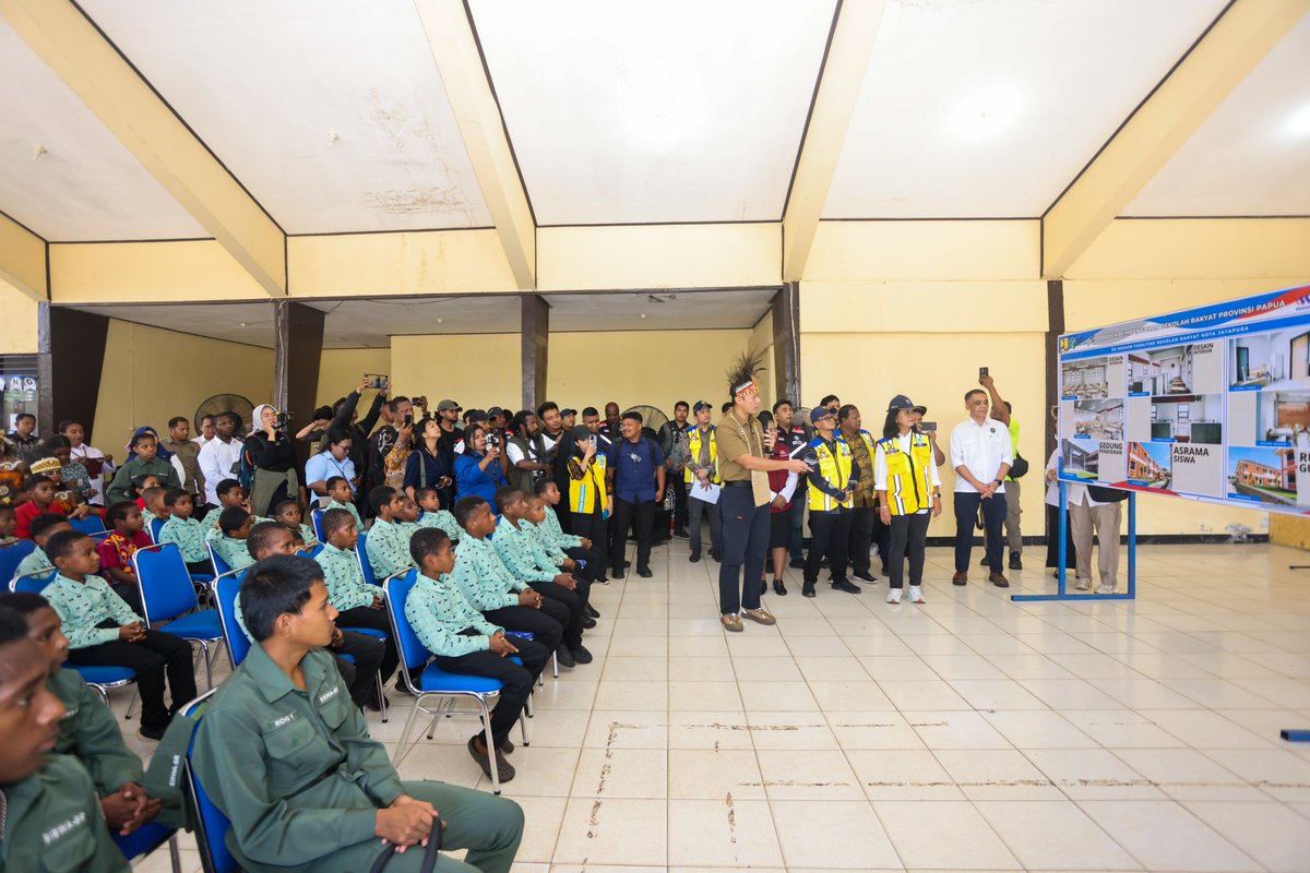 AgusYudhoyono's tweet photo. Dalam menyukseskan program prioritas pemerintahan Presiden @prabowo Subianto untuk memutus rantai kemiskinan dan memperluas kesempatan bagi generasi penerus bangsa, Jumat pagi (18/9) kami meninjau langsung lokasi Sekolah Rakyat Terpadu/Terintegrasi di Jayapura, Papua.

Pembangunan Papua bukan hanya tentang menghadirkan infrastruktur, tetapi juga memastikan setiap anak memiliki kesempatan yang semakin luas untuk belajar, berkembang, dan meraih cita-citanya. Melalui pembangunan Sekolah Rakyat Terintegrasi berkapasitas sekitar 2.500 siswa, lengkap dengan asrama, ruang belajar dari SD hingga SMA, fasilitas olahraga, hingga rumah susun guru, kita ingin membuka lebih banyak ruang bagi anak-anak Papua untuk mengembangkan potensi terbaik mereka.

Saya sangat terharu mendengar langsung anak-anak kita dengan penuh semangat bercerita bahwa kehadiran Sekolah Rakyat meringankan beban keluarga sekaligus memotivasi mereka untuk terus belajar dan menggapai cita-cita. Semangat mereka menjadi pengingat bagi kita semua untuk terus menghadirkan pembangunan yang manfaatnya benar-benar dirasakan masyarakat.

Terima kasih kepada Wakil Menteri Pekerjaan Umum Ibu Diana Kusumastuti beserta jajaran Kementerian PU, baik di pusat maupun di Papua; Gubernur Papua Bapak Mathius Derek Fakhiri; Wali Kota Jayapura Bapak Abisai Rollo; Bupati Jayapura Bapak Yunus Wonda; serta Kepala Sekolah Ibu Abigail Kalami dan Ibu Janet atas dedikasi dan kolaborasinya dalam mengawal pembangunan di Papua.

Mari terus bergandengan tangan, membuka kesempatan seluas-luasnya bagi generasi penerus, dan bersama-sama membangun masa depan Papua yang semakin maju, adil, dan sejahtera.